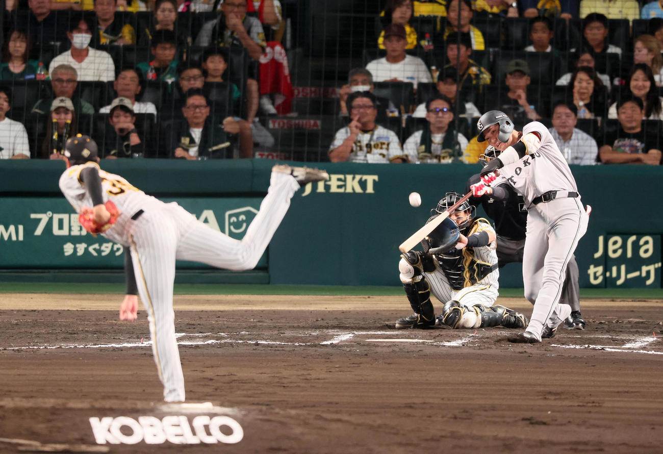 阪神対巨人　6回表巨人1死満塁、坂本は右飛を打ち上げる。投手才木（撮影・加藤哉）