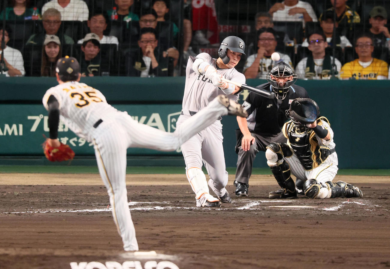 阪神対巨人　6回表巨人2死満塁、代打大城卓は中飛を打ち上げる。投手才木（撮影・加藤哉）
