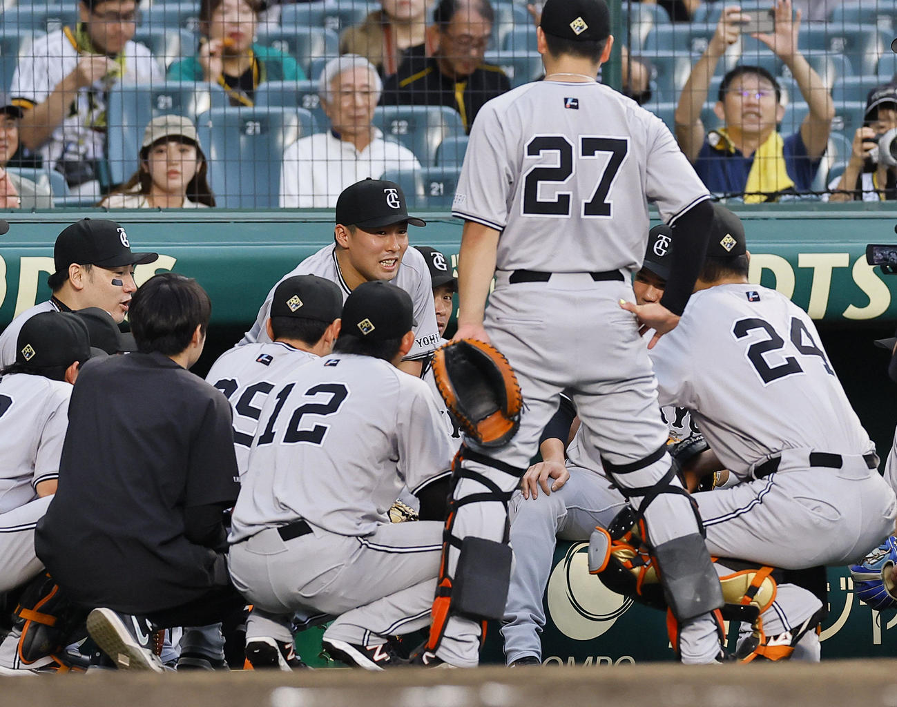 阪神対巨人　円陣で声出しする巨人浅野（撮影・藤尾明華）