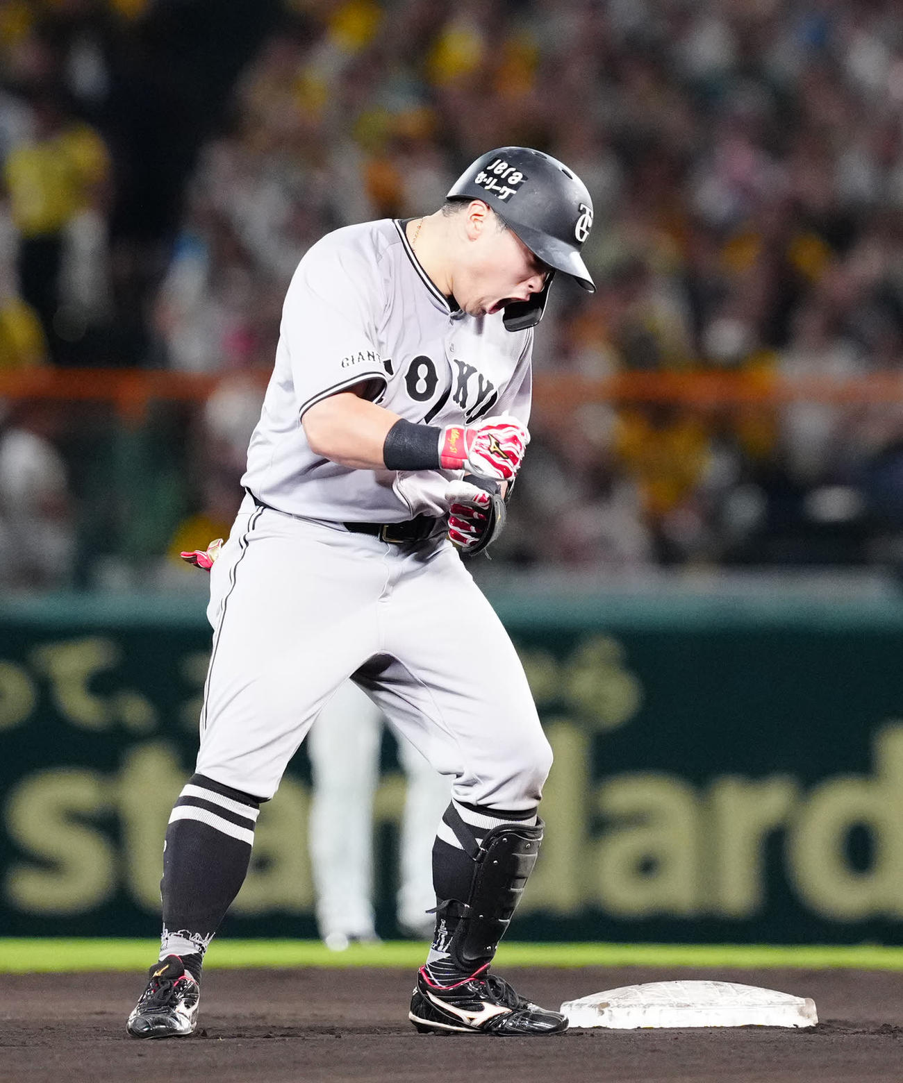 阪神対巨人　6回表巨人無死、二塁打を放ち雄たけびを上げる浅野（撮影・江口和貴）