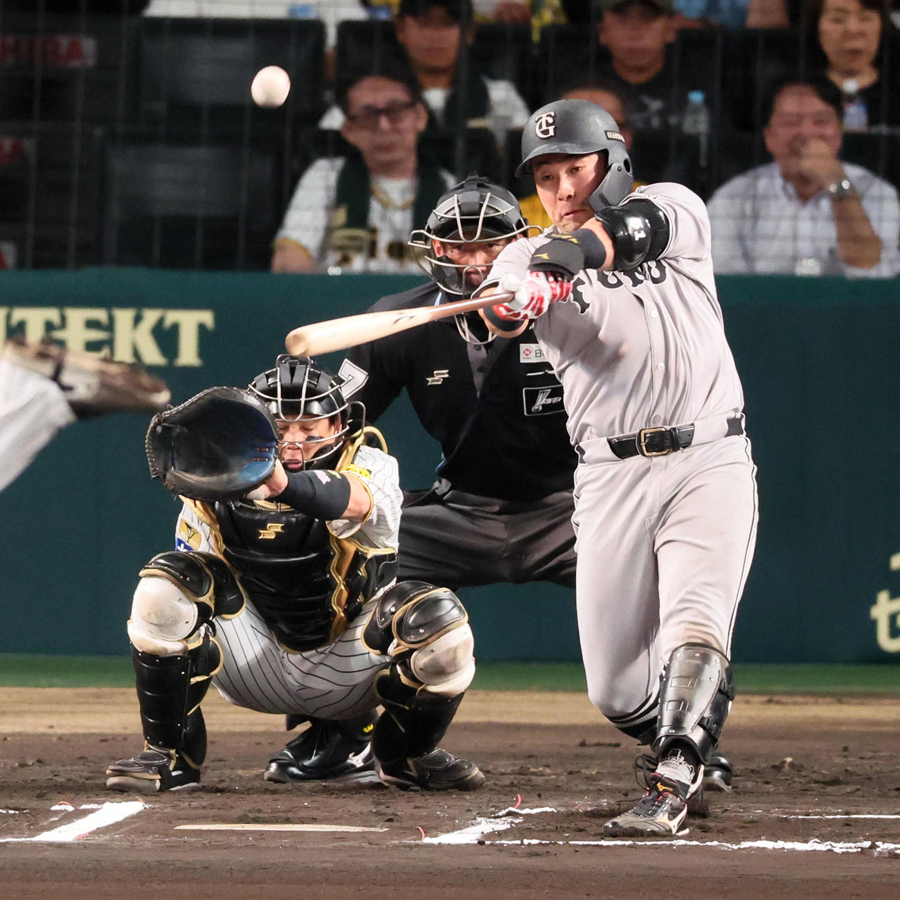 阪神対巨人　6回表巨人無死、浅野は左越え二塁打を放つ（撮影・加藤哉）