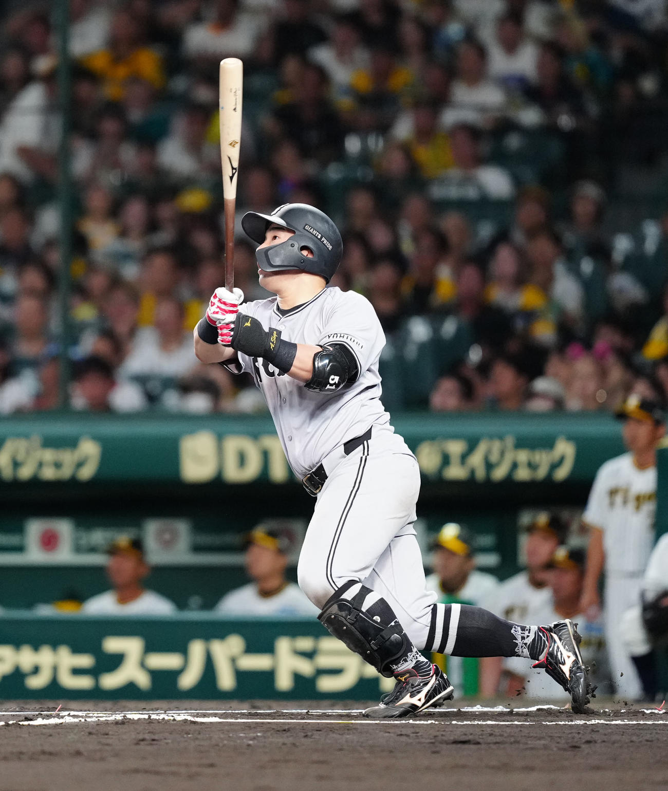 阪神対巨人　6回表巨人無死、二塁打を放つ浅野（撮影・江口和貴）