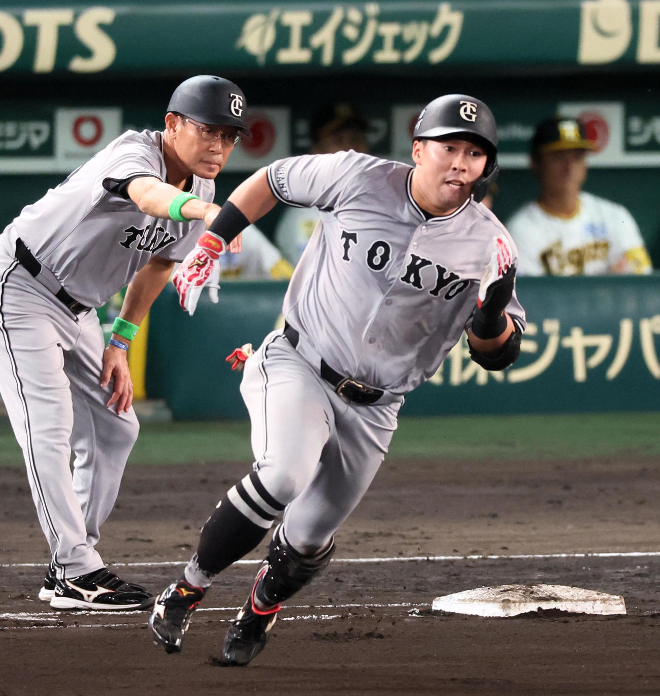 阪神対巨人　6回表巨人無死、浅野は左越え二塁打を放つ（撮影・加藤哉）