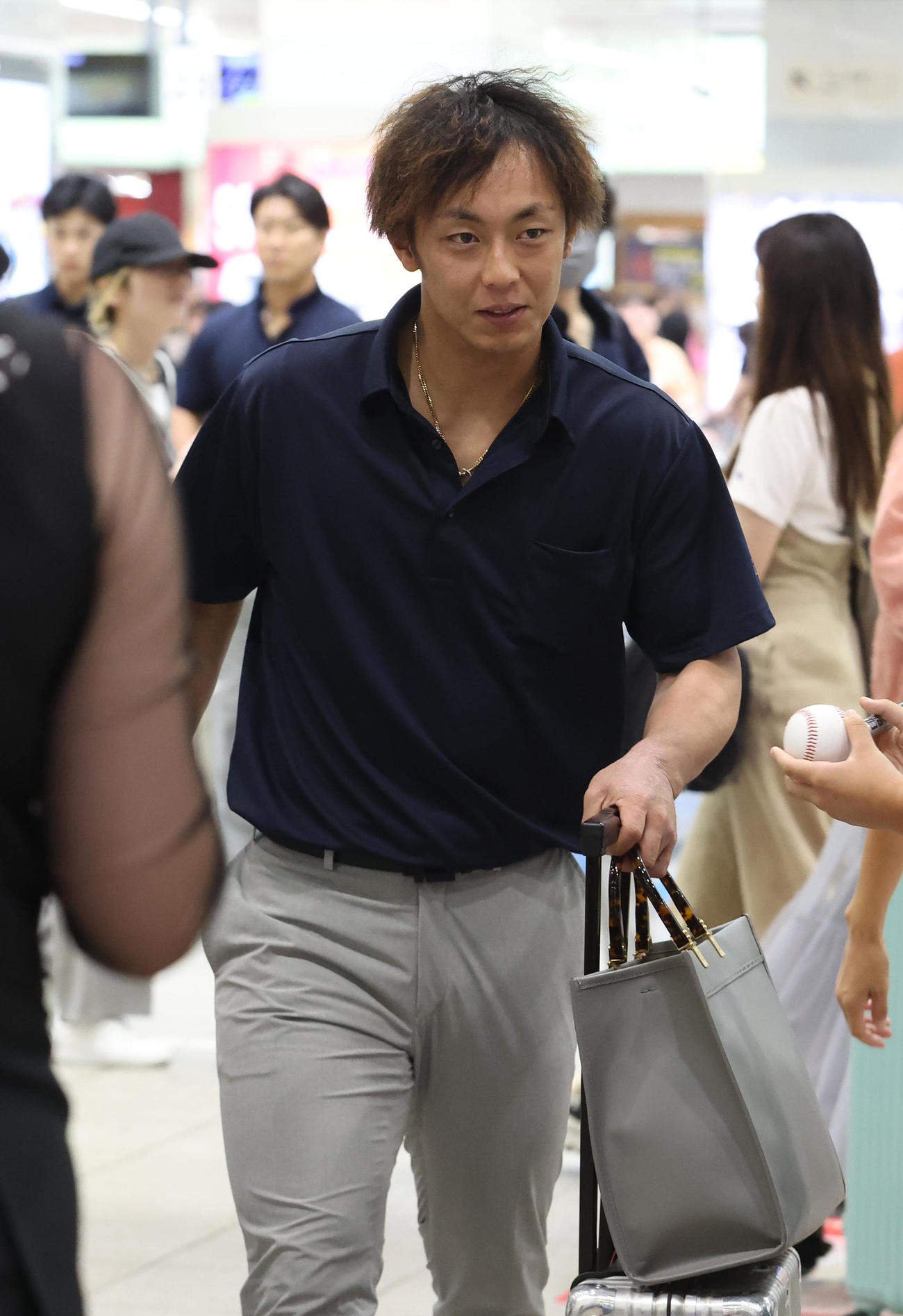 福岡から大阪へ移動したソフトバンク今宮（撮影・白石智彦）