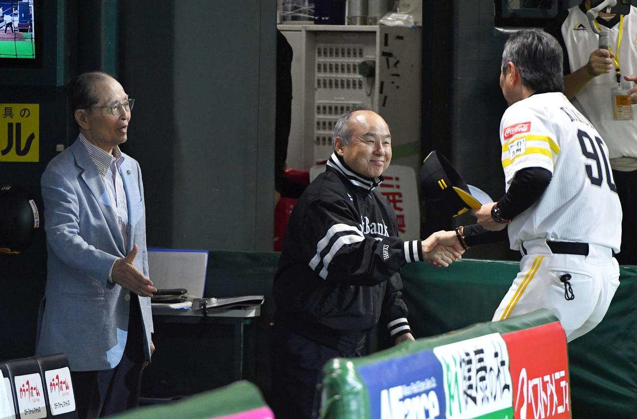 ソフトバンク対楽天　楽天に勝利して優勝マジックナンバーを1とし、左から王球団会長、孫オーナーと握手を交わす小久保監督（撮影・岩下翔太）