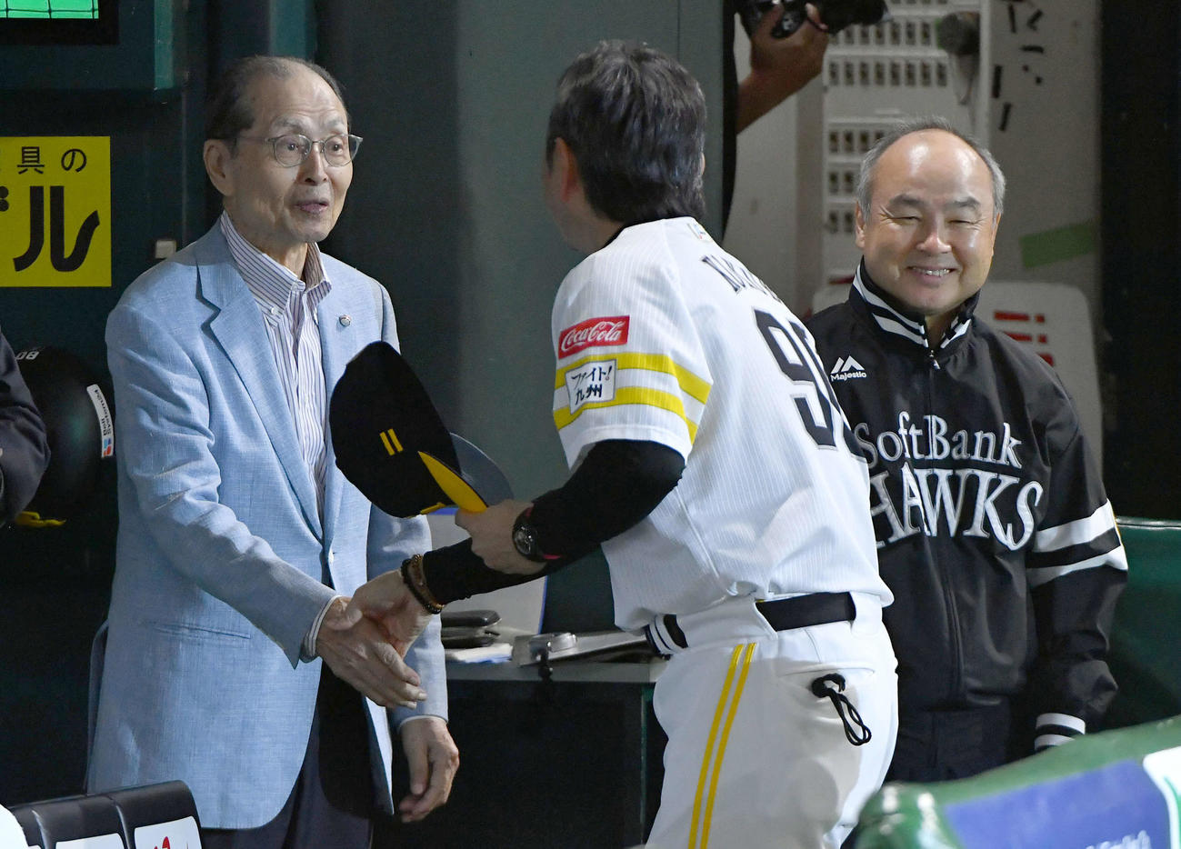 ソフトバンク対楽天　楽天に勝利して優勝マジックナンバーを1とし、王球団会長（左）、孫オーナー（右）と握手を交わす小久保監督（撮影・岩下翔太）