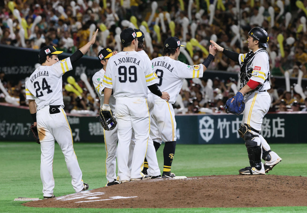 ソフトバンク対楽天　勝ったソフトバンクナイン（撮影・加藤孝規）