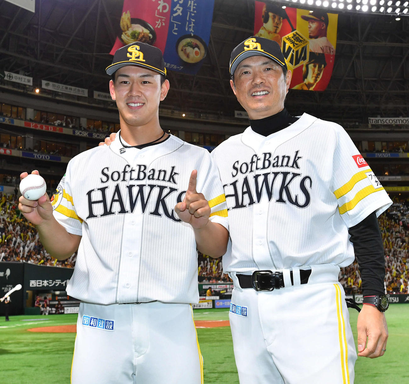 ソフトバンク対楽天　プロ初勝利を挙げた岩井（左）は、小久保監督と記念撮影する（撮影・岩下翔太）