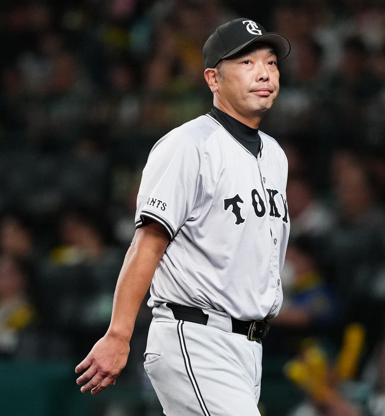 阪神対巨人　6回裏開始前、選手交代を告げた巨人阿部監督（撮影・江口和貴）