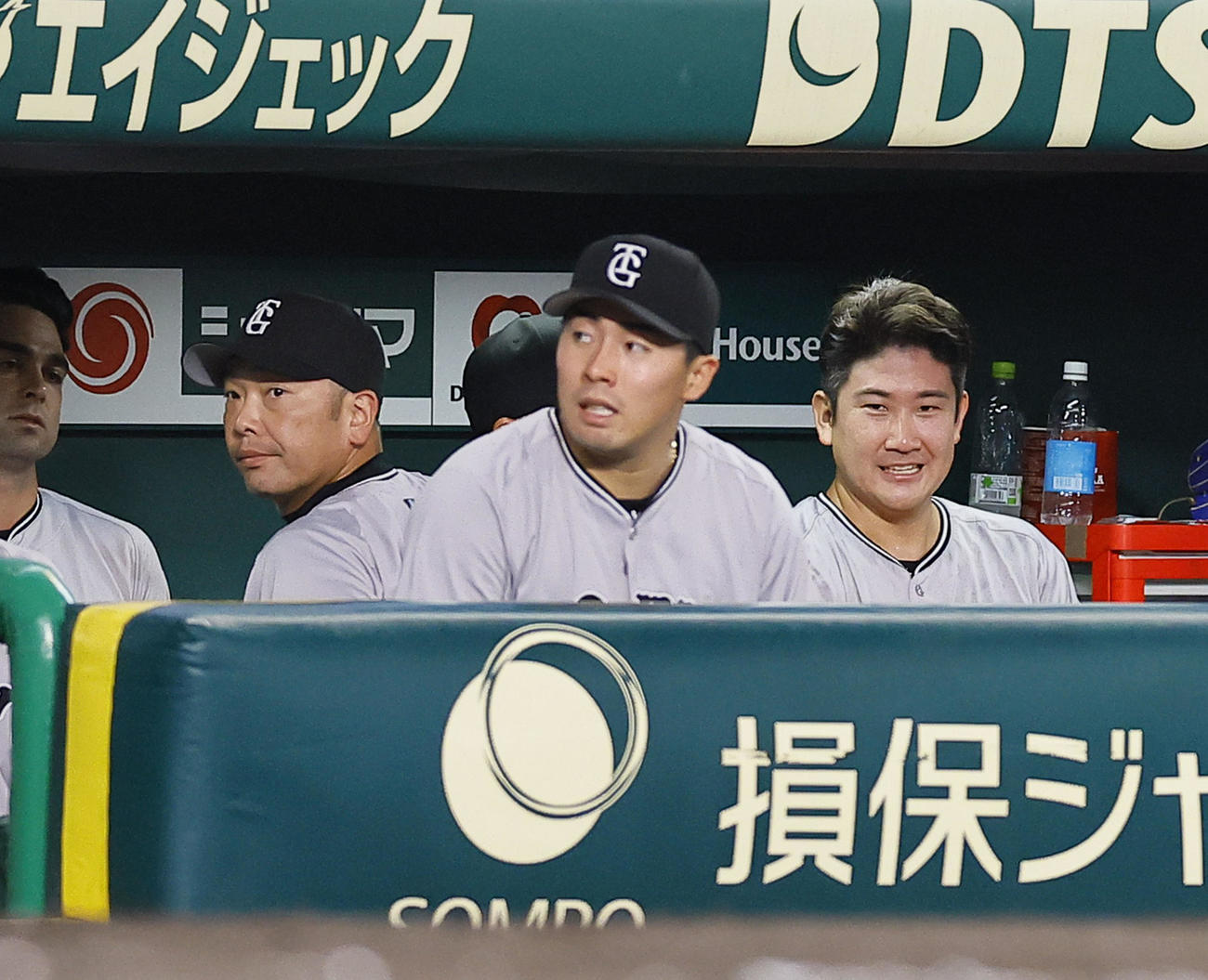 阪神対巨人　8回裏を終えベンチで阿部監督（左から2人目）に声をかけられ笑顔を見せる巨人菅野（右端）（撮影・藤尾明華）