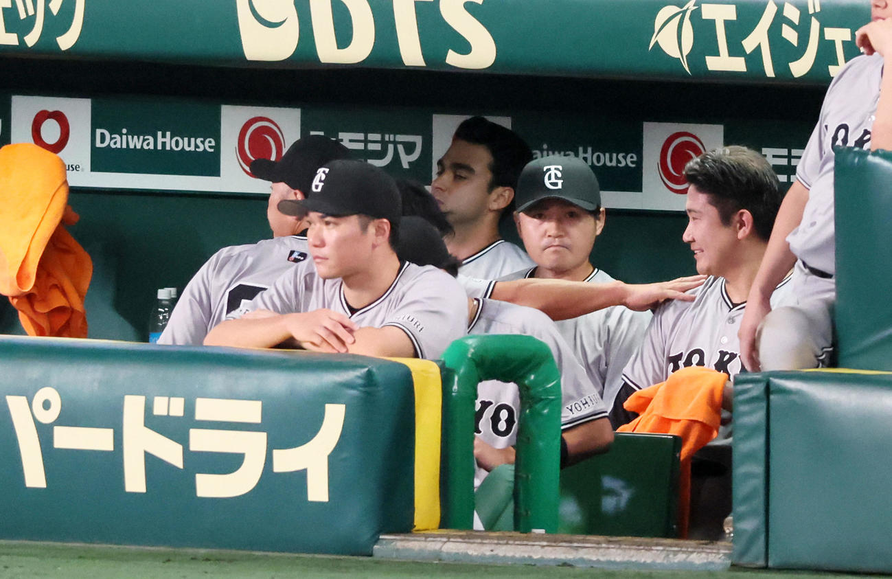 阪神対巨人　8回裏を投げ終えた菅野（右）の肩をポンポンと叩いて労う阿部監督（撮影・加藤哉）