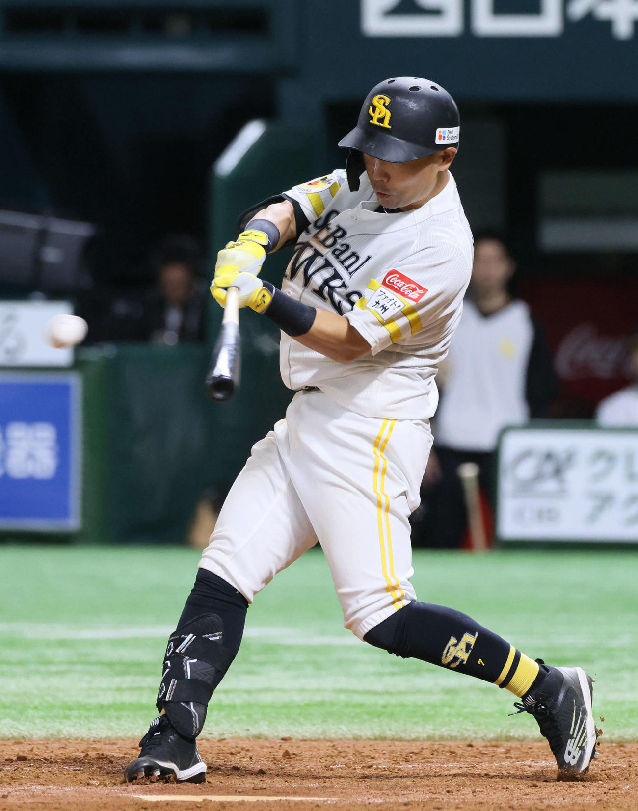 ソフトバンク対楽天　5回裏ソフトバンク2死二塁、中村晃は中前適時打を放つ（撮影・加藤孝規）