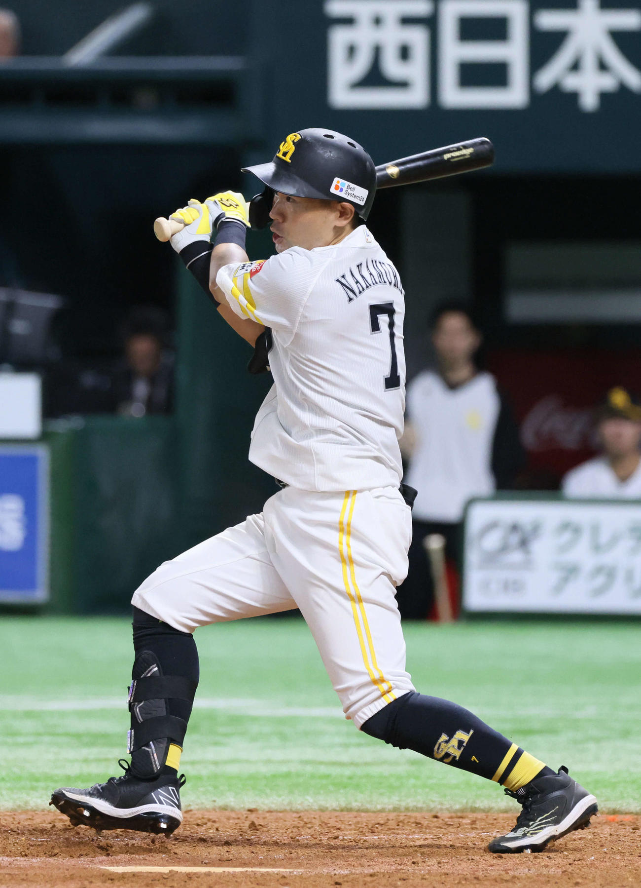 ソフトバンク対楽天　5回裏ソフトバンク2死二塁、中村晃は中前適時打を放つ（撮影・加藤孝規）
