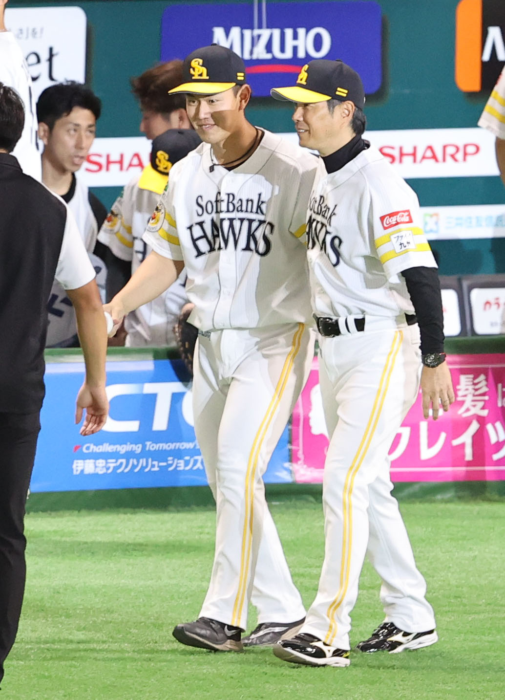 ソフトバンク対楽天　プロ初勝利となった岩井を呼び寄せる小久紀監督（撮影・梅根麻紀）