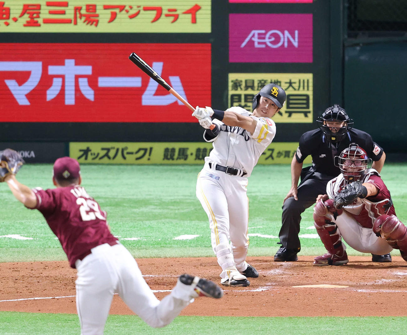ソフトバンク対楽天　2回裏ソフトバンク1死一塁、川村は右越えに2点本塁打を放つ（撮影・梅根麻紀）