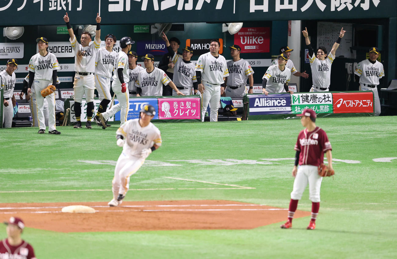 ソフトバンク対楽天　2回裏ソフトバンク1死一塁、川村の右越え2点本塁打で盛り上がるナイン（撮影・梅根麻紀）