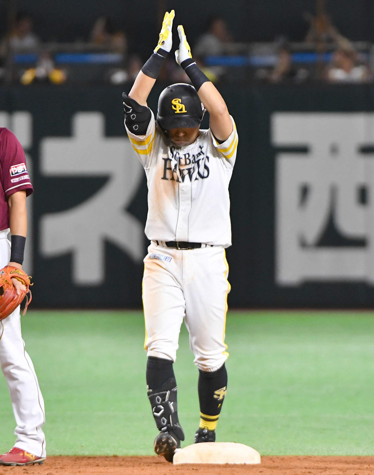 ソフトバンク対楽天　5回裏ソフトバンク2死二塁、中前適時打を放った中村晃は返球間に二塁へ進み、塁上で手をたたく（撮影・岩下翔太）