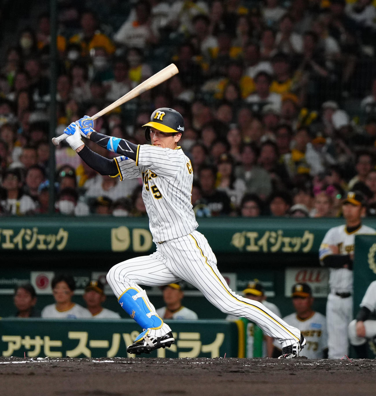 阪神対巨人　3回裏阪神2死二塁、左前打を放つ近本（撮影・江口和貴）