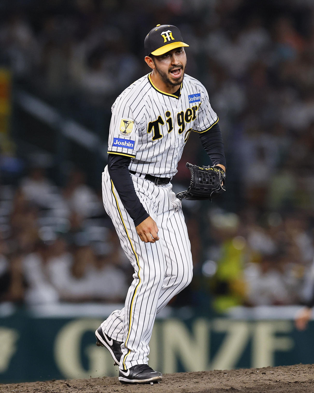 阪神対巨人　8回表巨人2死、長野久義を三振に仕留め声を上げるゲラ（撮影・藤尾明華）