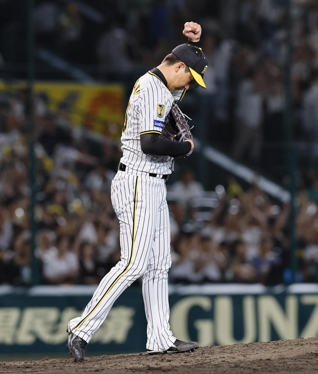 阪神対巨人　巨人に勝利し、ガッツポーズをする阪神岩崎（撮影・藤尾明華）