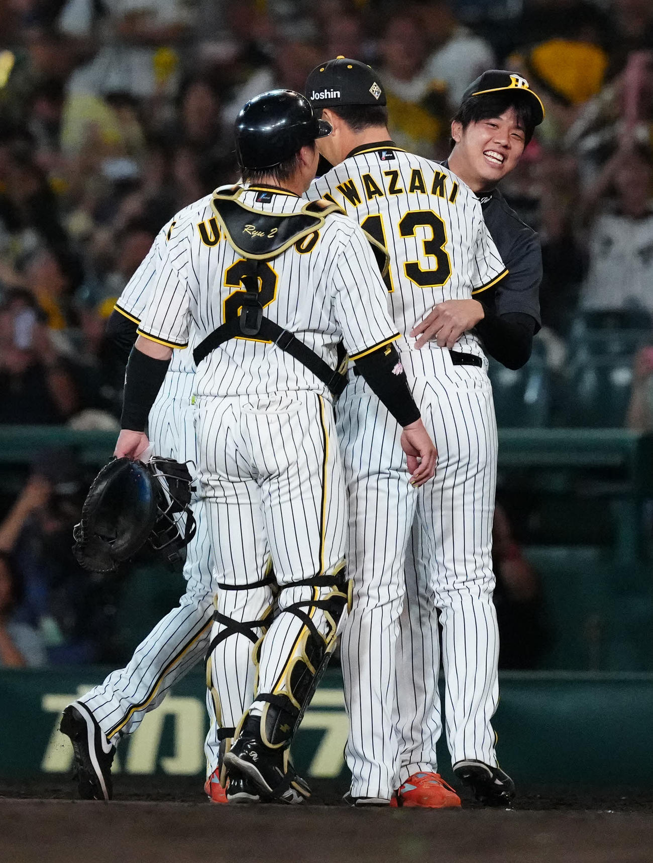 阪神対巨人　試合後、阪神岩崎（中央）と勝利を喜ぶ才木（撮影・江口和貴）