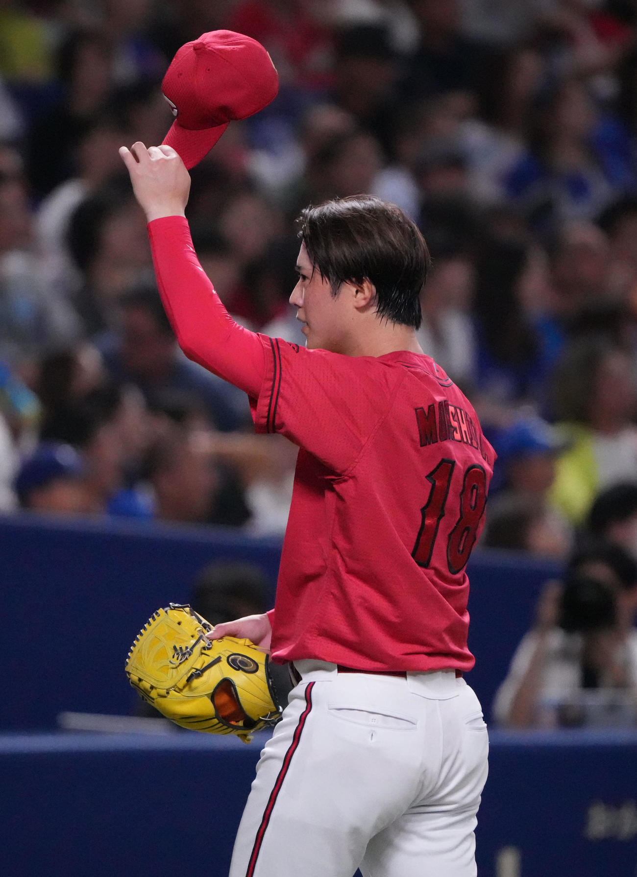 中日対広島　2回終了、汗を拭きベンチへ戻る広島先発の森下（撮影・森本幸一）
