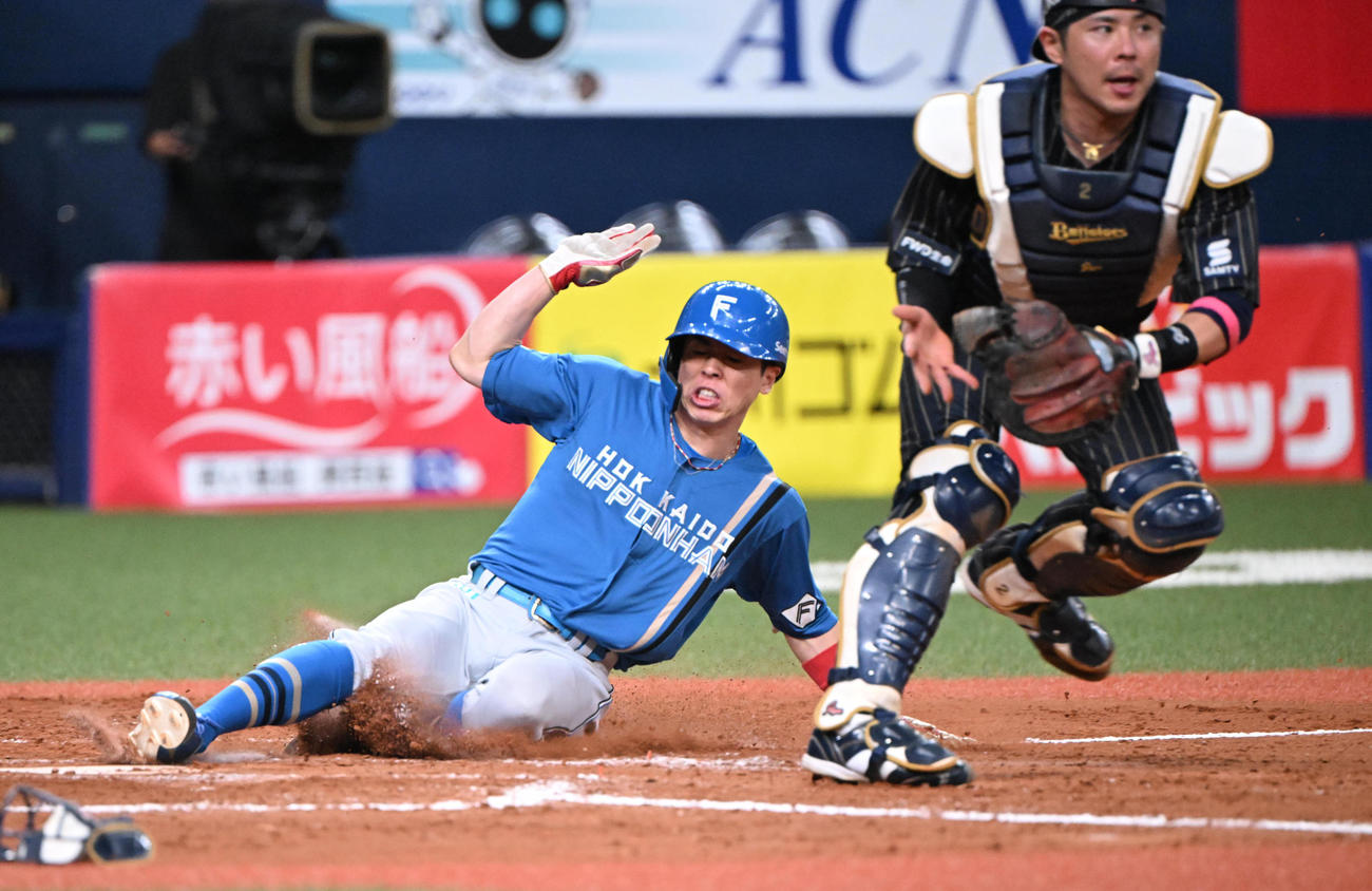 オリックス対日本ハム　9回表日本ハム1死二、三塁、松本剛の三ゴロで生還する五十幡（撮影・和賀正仁）