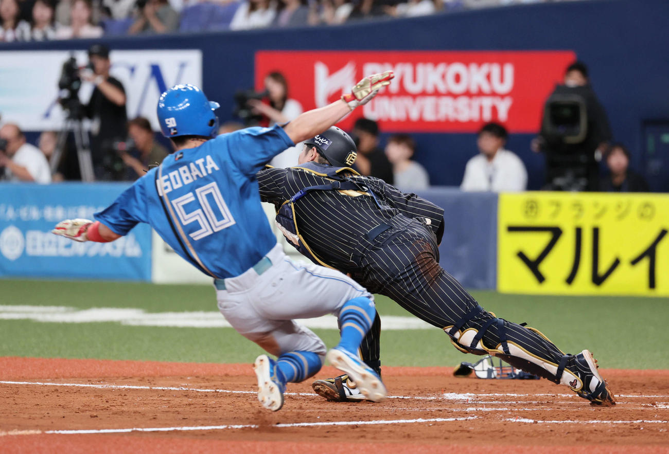 オリックス対日本ハム　9回表日本ハム1死二、三塁、代打松本剛の三ゴロの間に生還する五十幡（撮影・宮崎幸一）