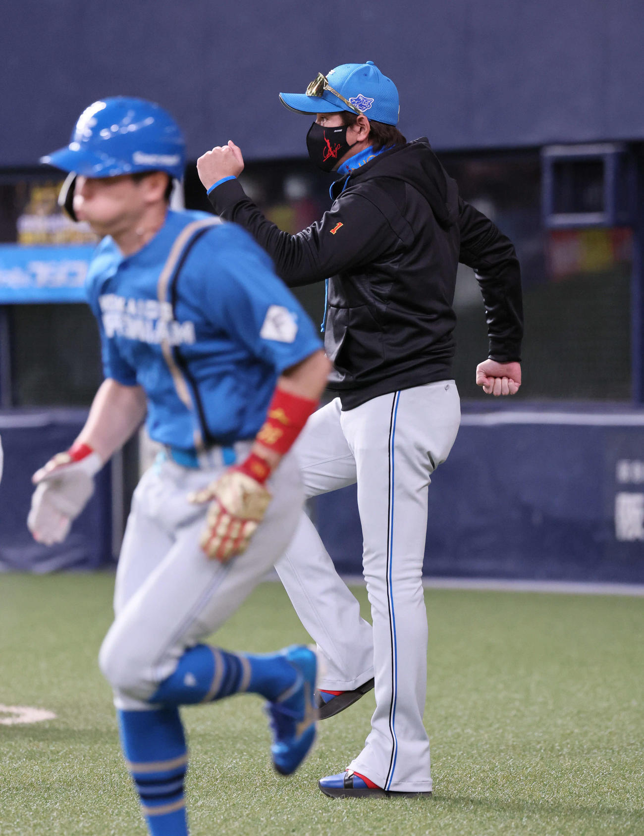 オリックス対日本ハム　9回表日本ハム無死二塁、新庄監督は二塁打を放った万波に代走五十幡（手前）を送る（撮影・宮崎幸一）