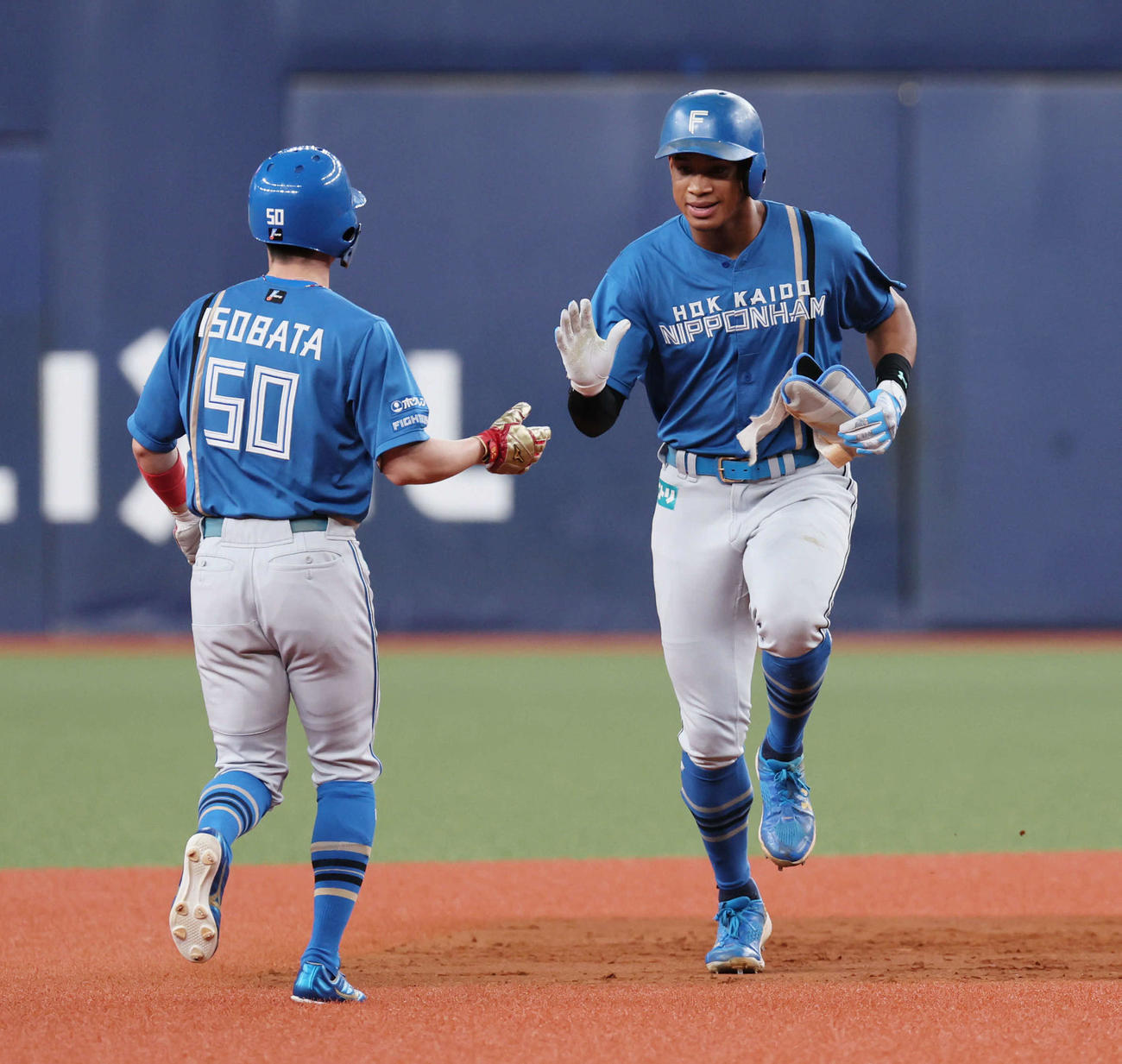 オリックス対日本ハム　9回表日本ハム無死、万波は左翼フェンスを直撃する二塁打を放ち、代走五十幡と交代する（撮影・宮崎幸一）