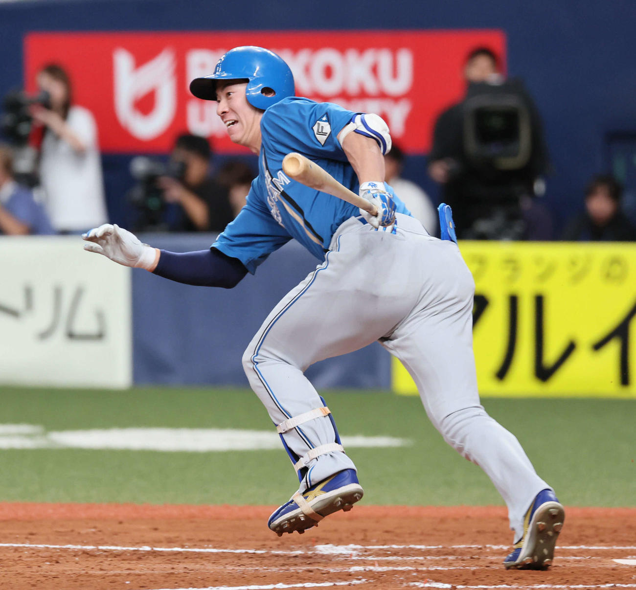 オリックス対日本ハム　9回表日本ハム1死二、三塁、代打松本剛は、三ゴロの間に五十幡が生還し勝ち越しに成功する（撮影・宮崎幸一）