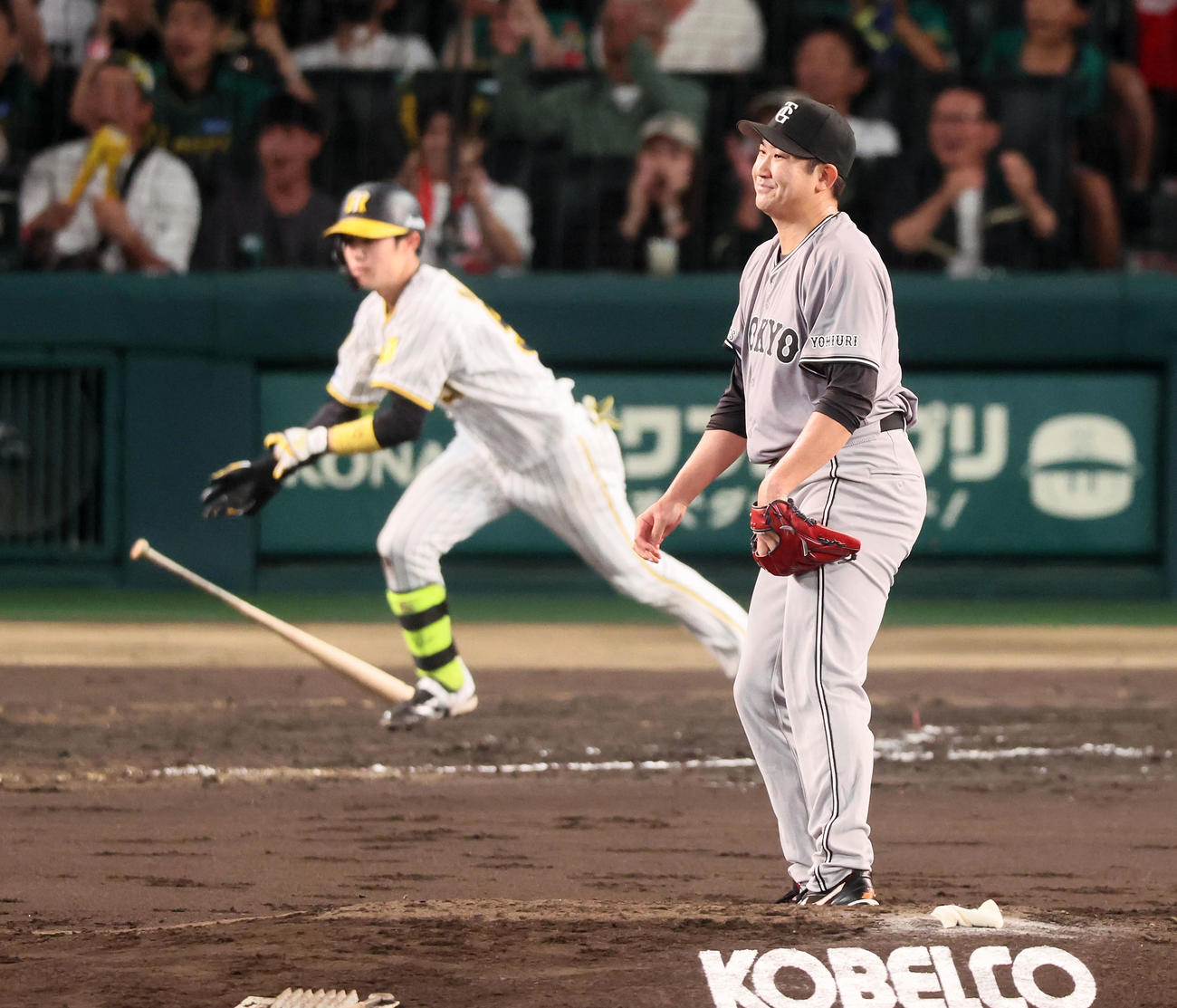 阪神対巨人　3回裏阪神2死一、三塁、菅野は中野に右へ適時打を打たれて失点する（撮影・加藤哉）