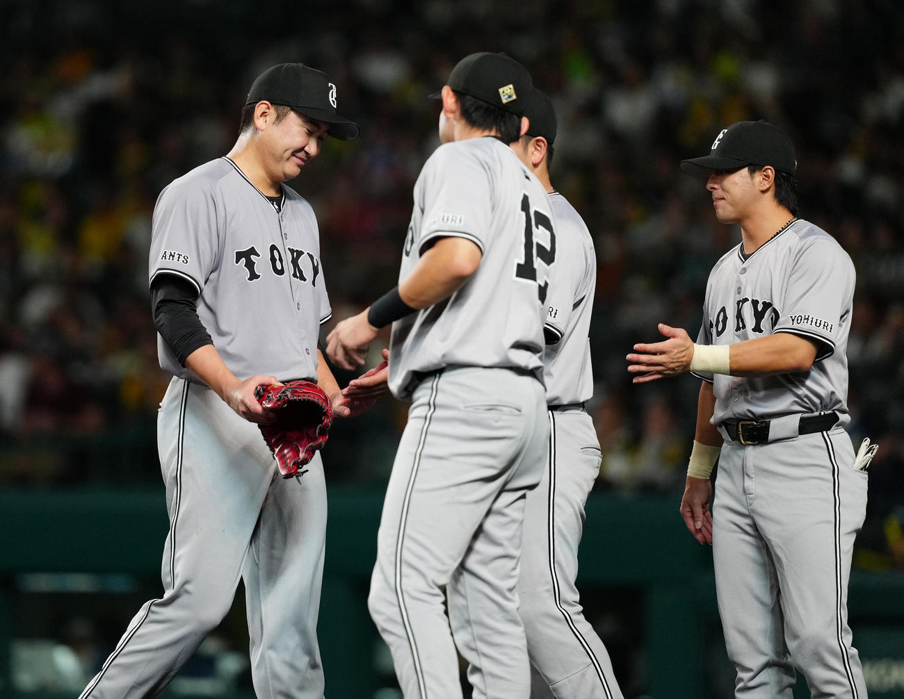 阪神対巨人　3回裏終了後、ベンチに引き揚げる巨人先発の菅野（左）（撮影・江口和貴）