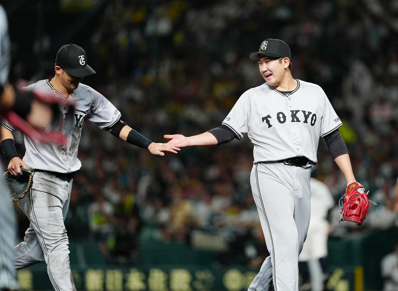 阪神対巨人　4回裏終了後、巨人二塁手吉川（左）とタッチを交わす先発の菅野（撮影・江口和貴）