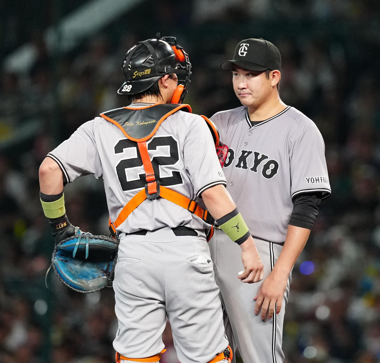 阪神対巨人　3回裏、巨人捕手小林（左）と言葉を交わす先発の菅野（撮影・江口和貴）