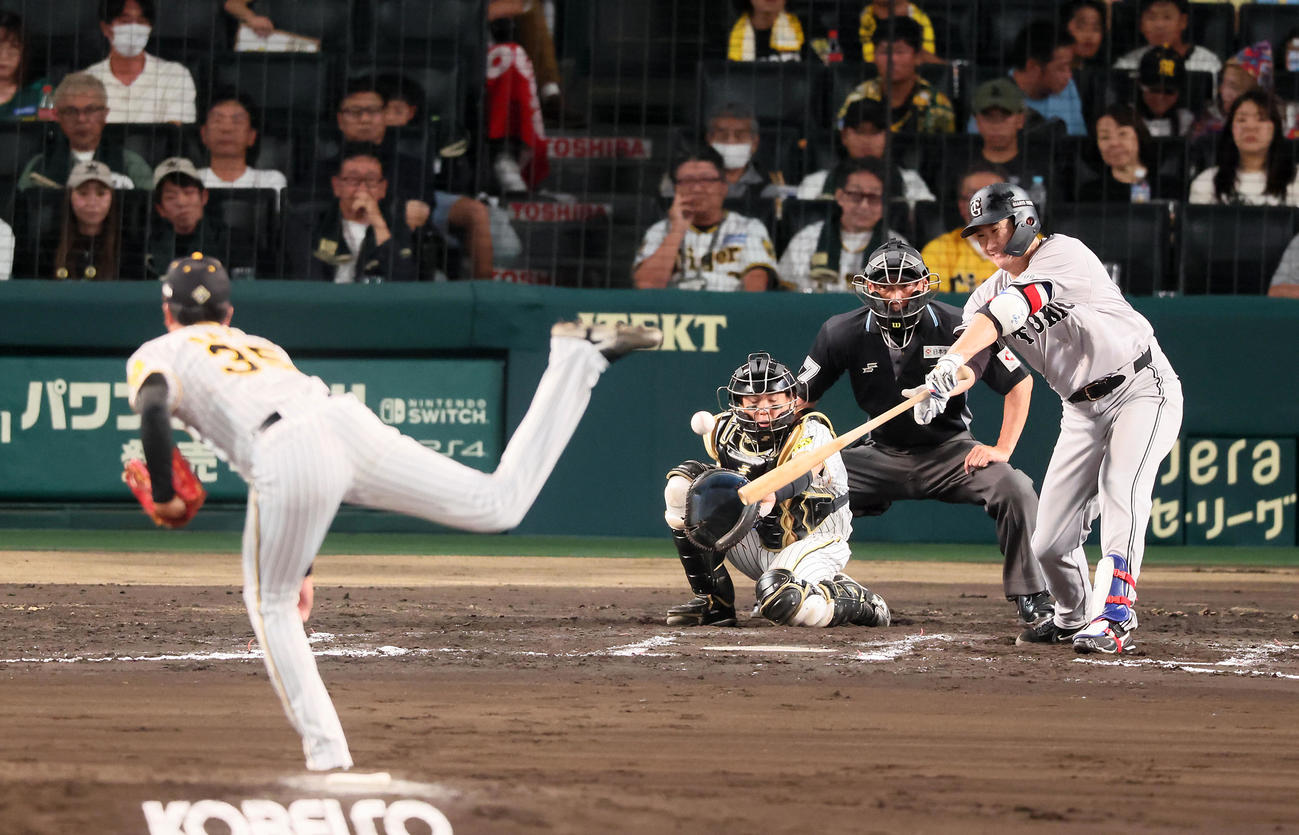 阪神対巨人　7回表巨人1死、菅野は中前打を放つ。投手才木（撮影・加藤哉）