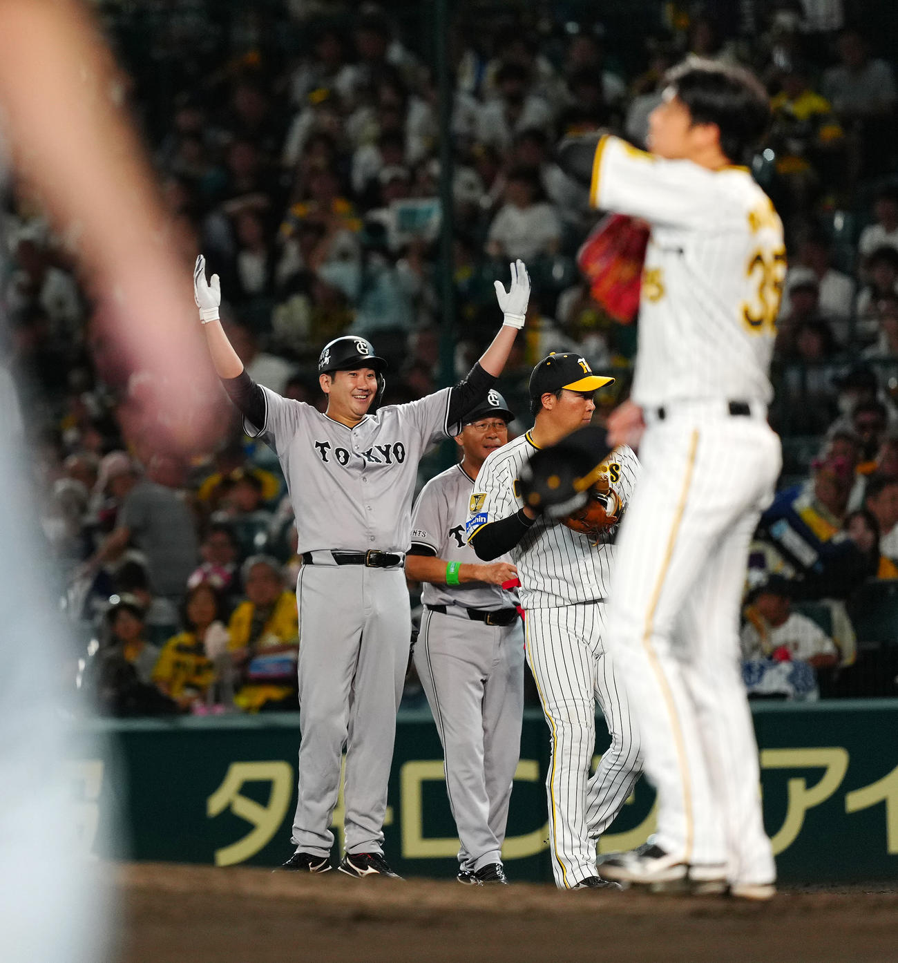 阪神対巨人　7回表巨人1死、中前打を放った菅野（撮影・江口和貴）