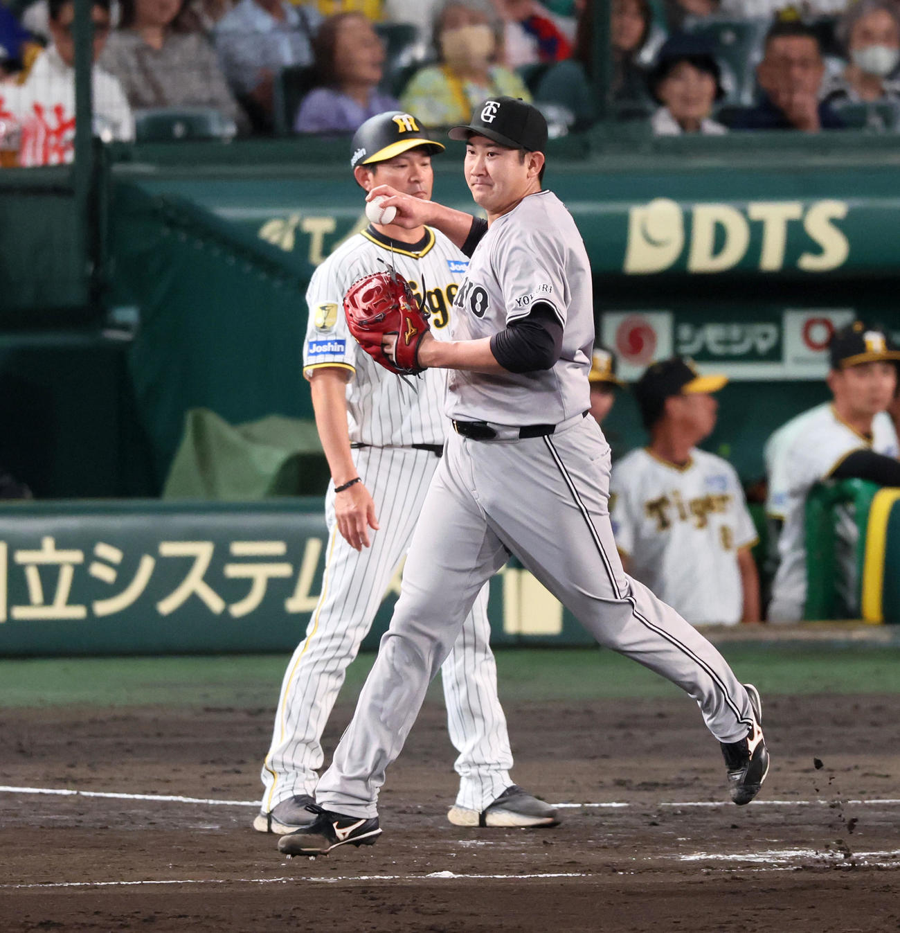 阪神対巨人　7回裏阪神1死、菅野は前川の一ゴロでベースカバーに入る（撮影・加藤哉）