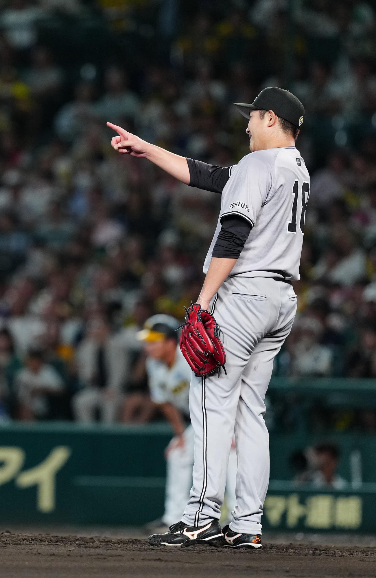 阪神対巨人　7回裏阪神2死、二ゴロとなった梅野の打球を処理した二塁手吉川を指さす菅野（撮影・江口和貴）