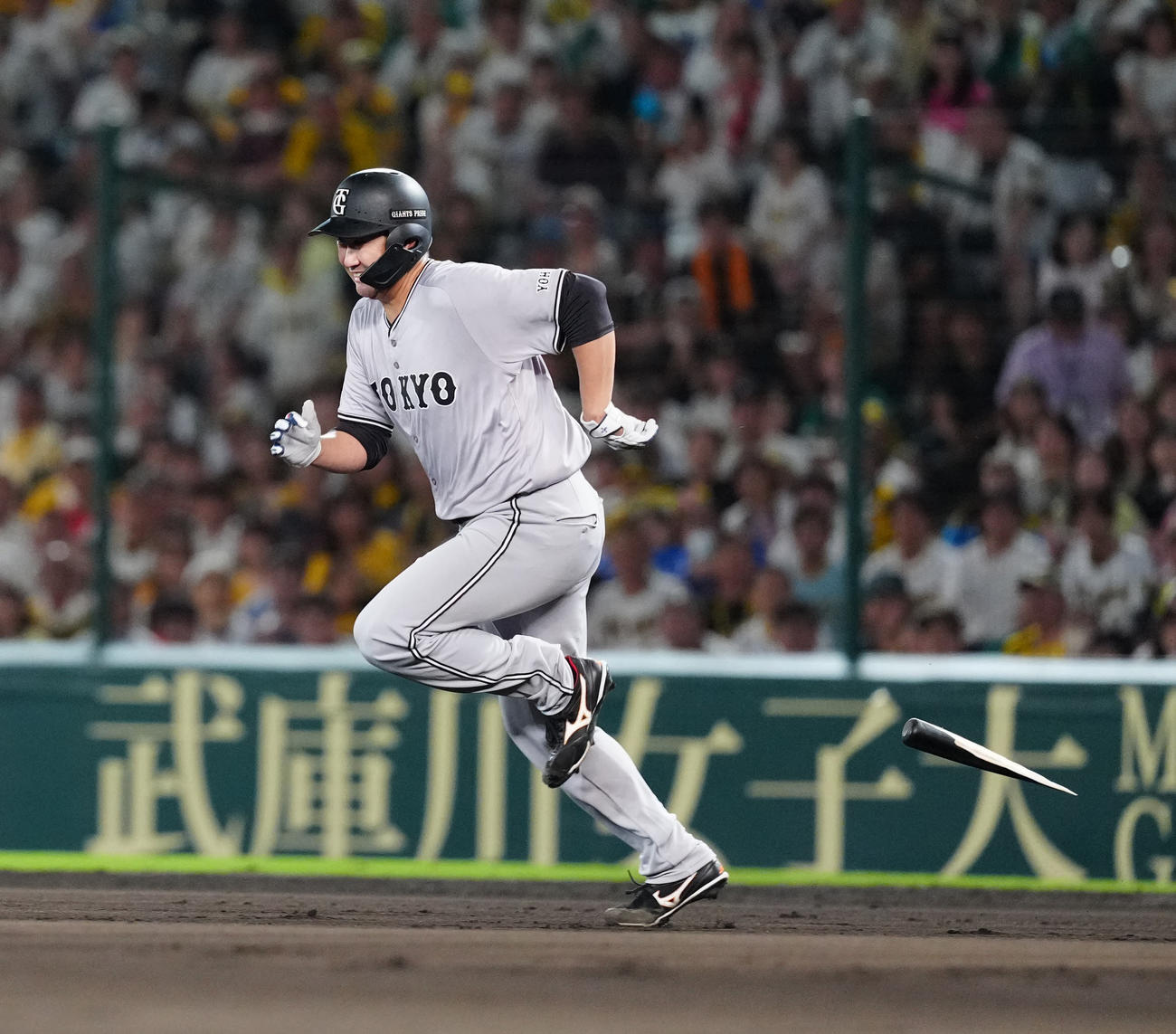阪神対巨人　7回表巨人1死一塁、一ゴロで折れた丸のバットを避ける走者菅野（撮影・江口和貴）
