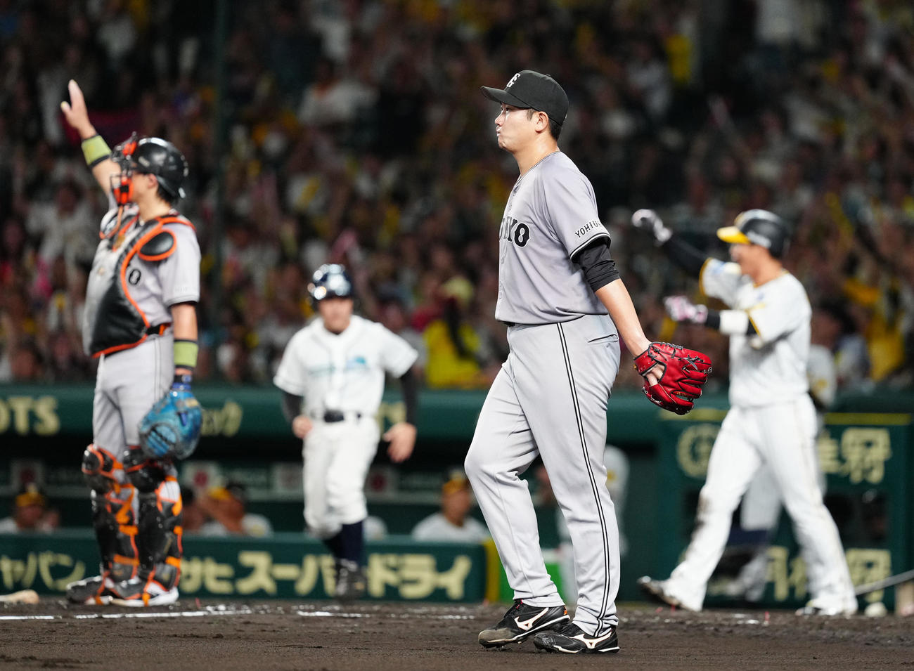 阪神対巨人　3回裏阪神2死一、三塁、中野に先制適時打を浴びた菅野（撮影・江口和貴）