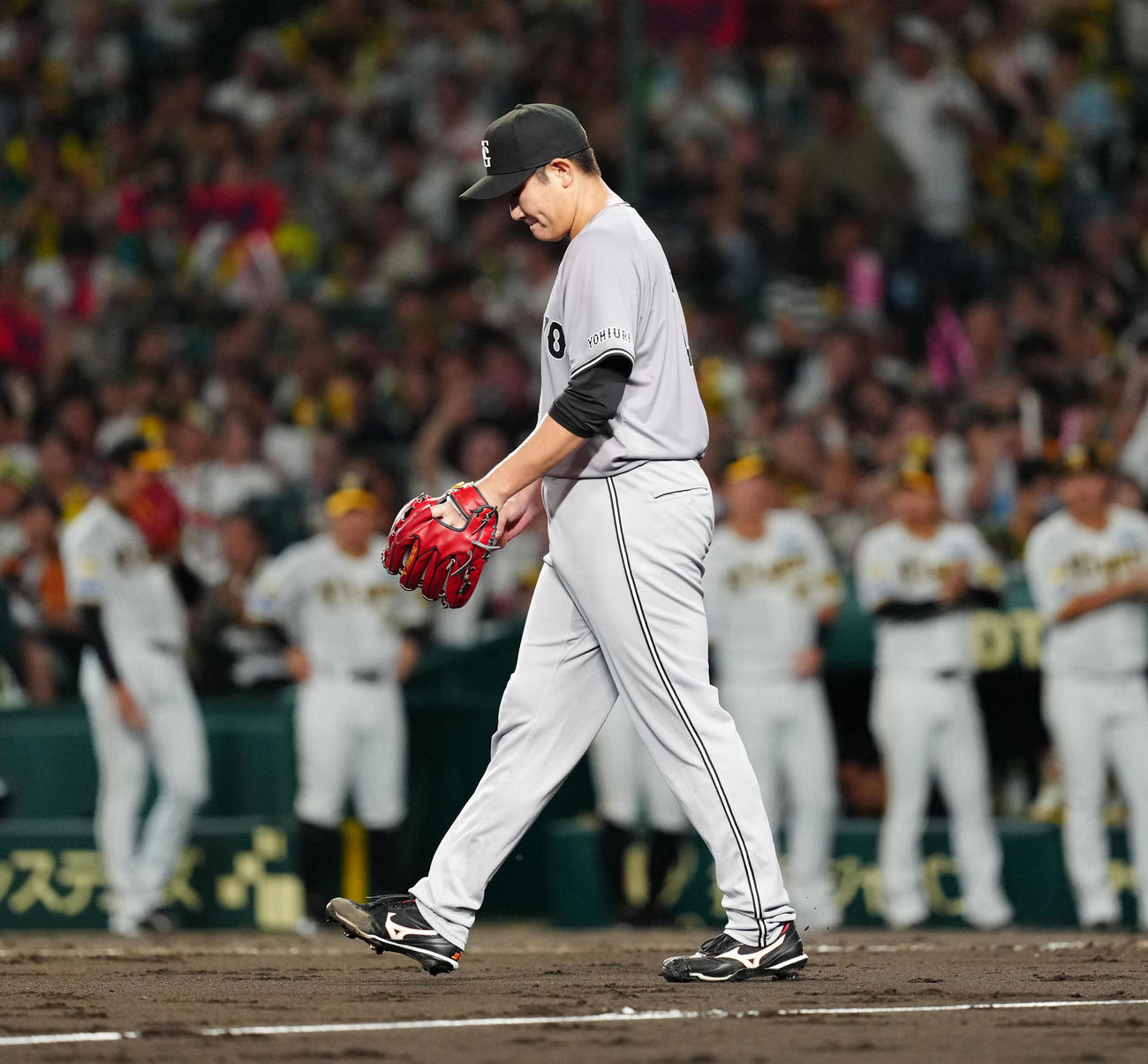 阪神対巨人　3回裏阪神2死一、三塁、中野に先制適時打を浴びた菅野（撮影・江口和貴）