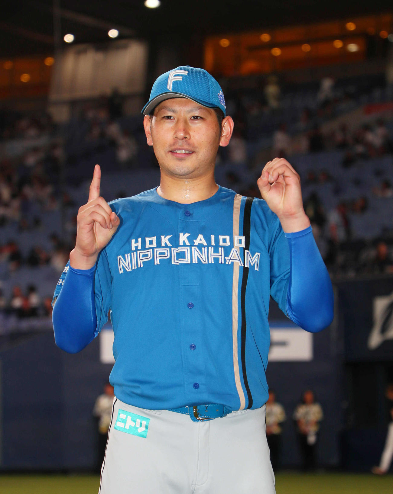 オリックス対日本ハム　オリックスに完投勝利し10勝ポーズをとる日本ハム加藤貴（撮影・宮崎幸一）