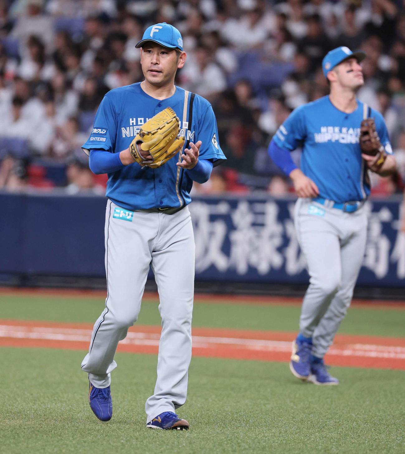 オリックス対日本ハム　3回を抑えて手をたたく日本ハム先発の加藤（撮影・宮崎幸一）