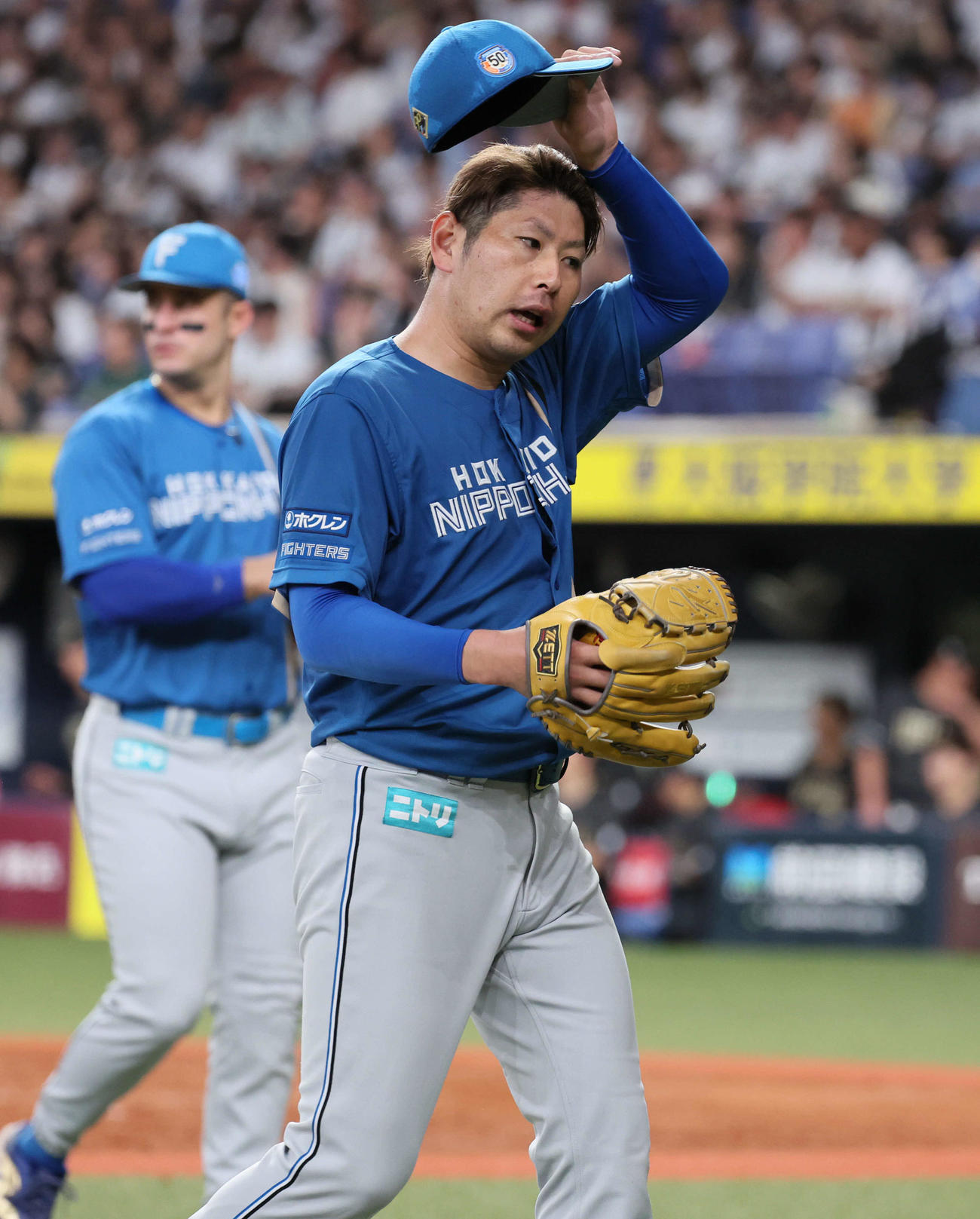 オリックス対日本ハム　4回を抑えて汗を拭う日本ハム先発の加藤（撮影・宮崎幸一）