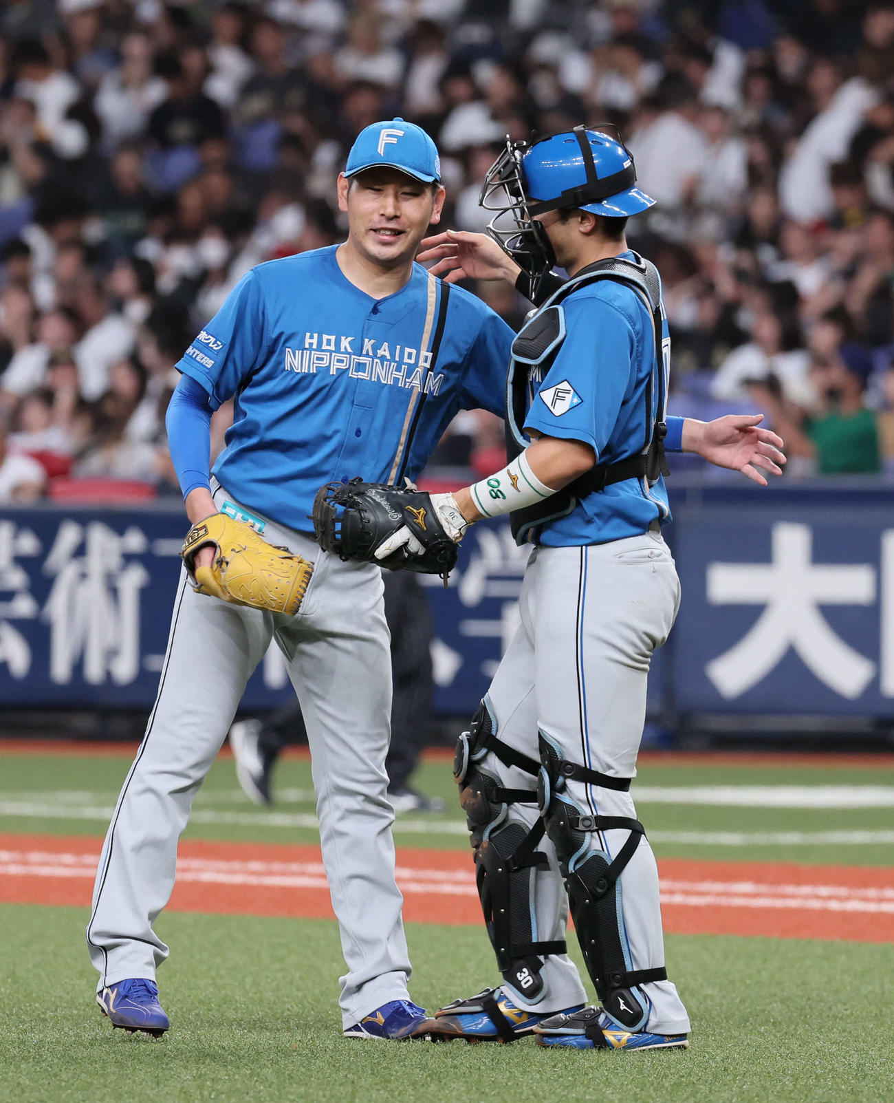 オリックス対日本ハム　完投で10勝目を挙げた日本ハム加藤貴（左）は郡司と抱き合う（撮影・宮崎幸一）