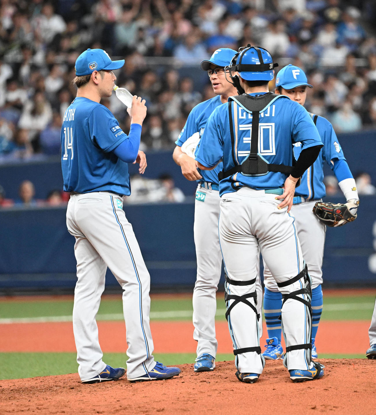オリックス対日本ハム　7回裏オリックス2死二塁、西川に同点の適時打を浴び水を飲む加藤貴（撮影・和賀正仁）