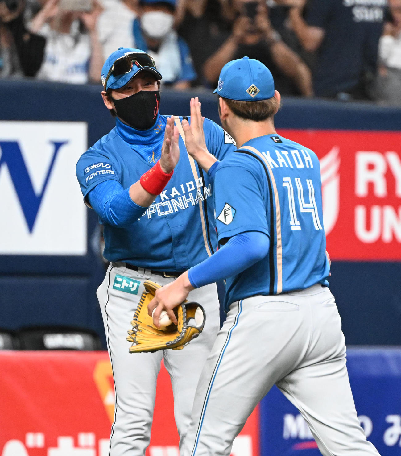 オリックス対日本ハム　オリックスに勝利し完投した加藤貴（右）を迎える日本ハム新庄監督（撮影・和賀正仁）