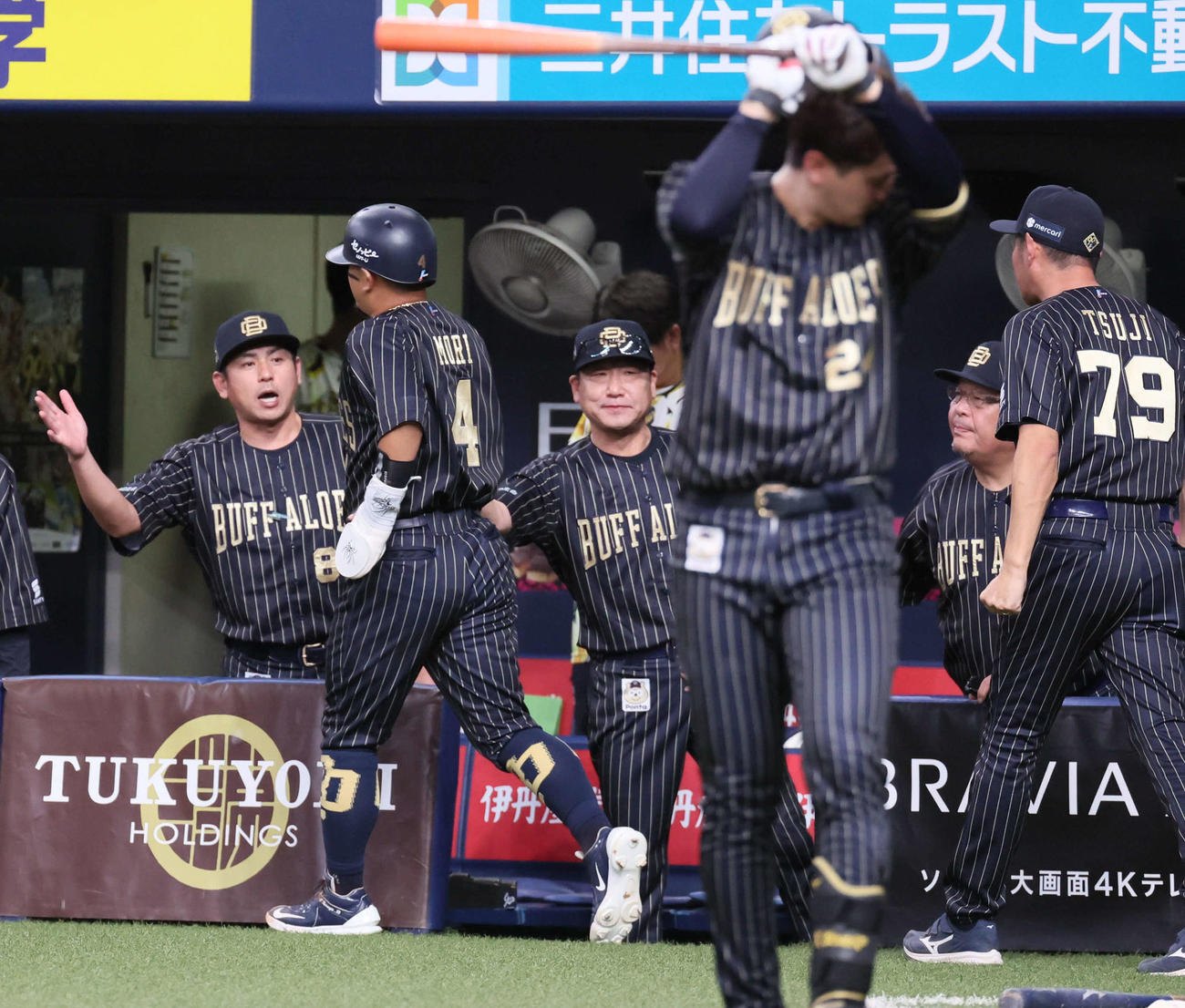 オリックス対日本ハム　7回裏オリックス2死二塁、中嶋監督（中央）は西川の左前同点適時打で生還した森を迎える（撮影・宮崎幸一）