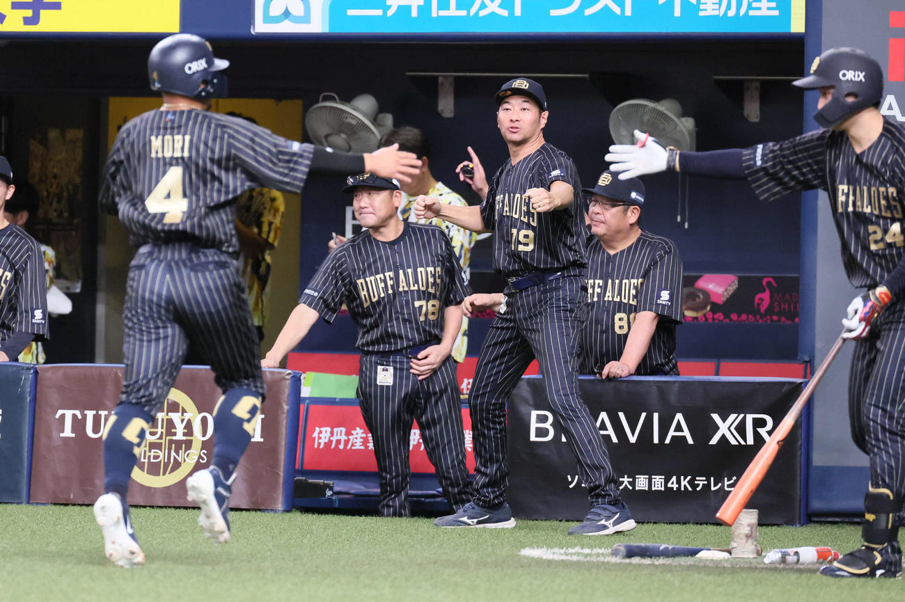 オリックス対日本ハム　7回裏オリックス2死二塁、中嶋監督（中央左）は西川の左前同点適時打で生還した森を迎える（撮影・宮崎幸一）